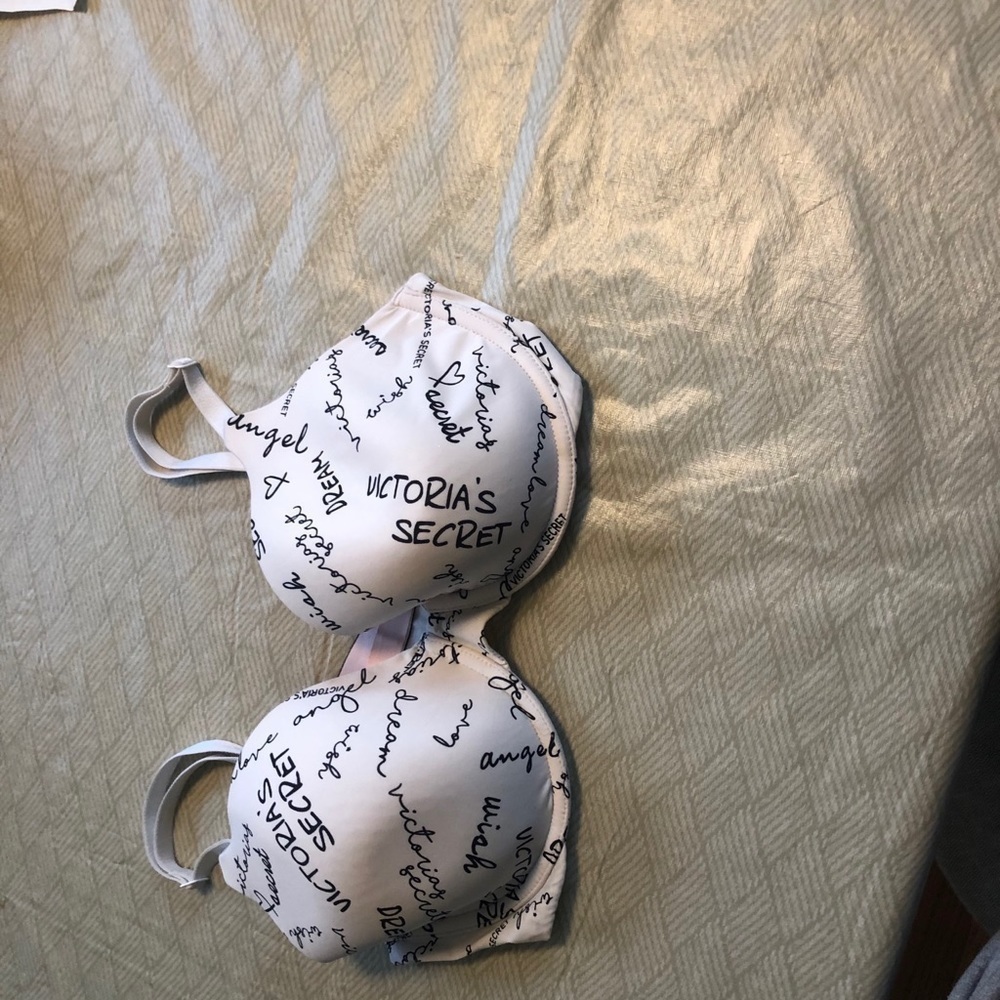 32DD Victoria Secret White underwire logo